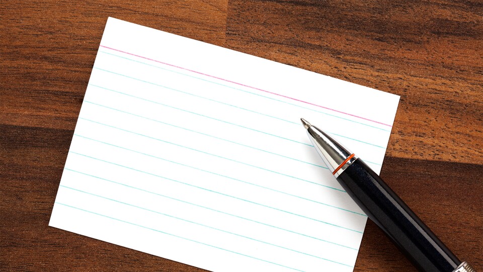 Zettel und Stift sind nicht nur in Pen-+-Paper-Rollenspielen Gewinner. (Bildquelle: Wakko – Adobe Stock)