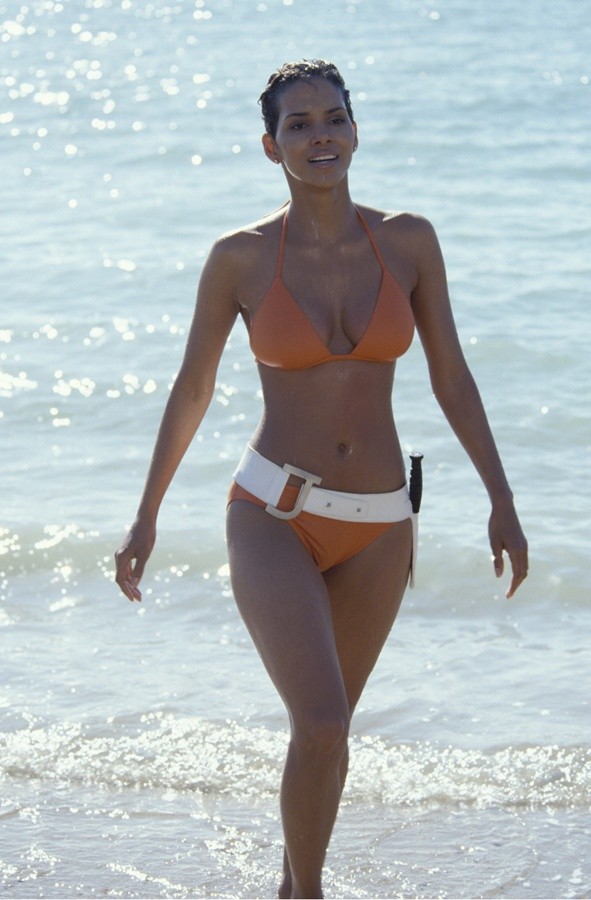 Hommage an Ursula Andress, das erste Bond-Girl: Halle Berry verzaubert Bond im knappen Bikini.