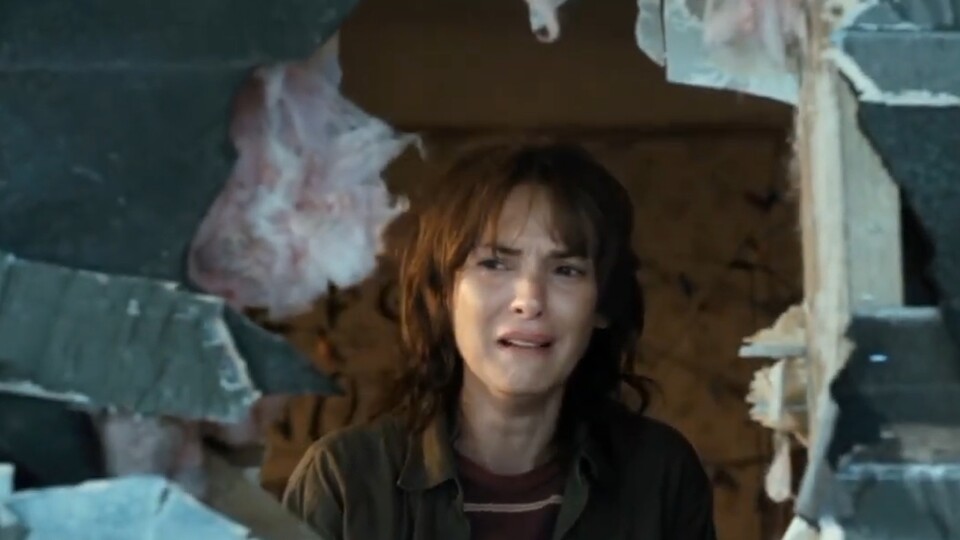 In Stranger Things hat Joyce (Winona Ryder) mit Leichtigkeit ein Loch in die Außenwand ihres Hauses gerissen. Bildquelle: Netflix.