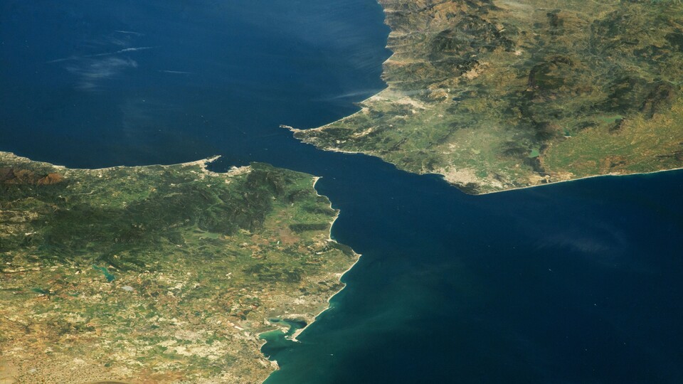 Die Straße von Gibraltar ist nur wenige Kilometer breit. Im Bild zu sehen ist Europa links unten und Afrika rechts oben. Der Atlantik ist daher rechts, das Mittelmeer links. (Bildquelle: NASA)