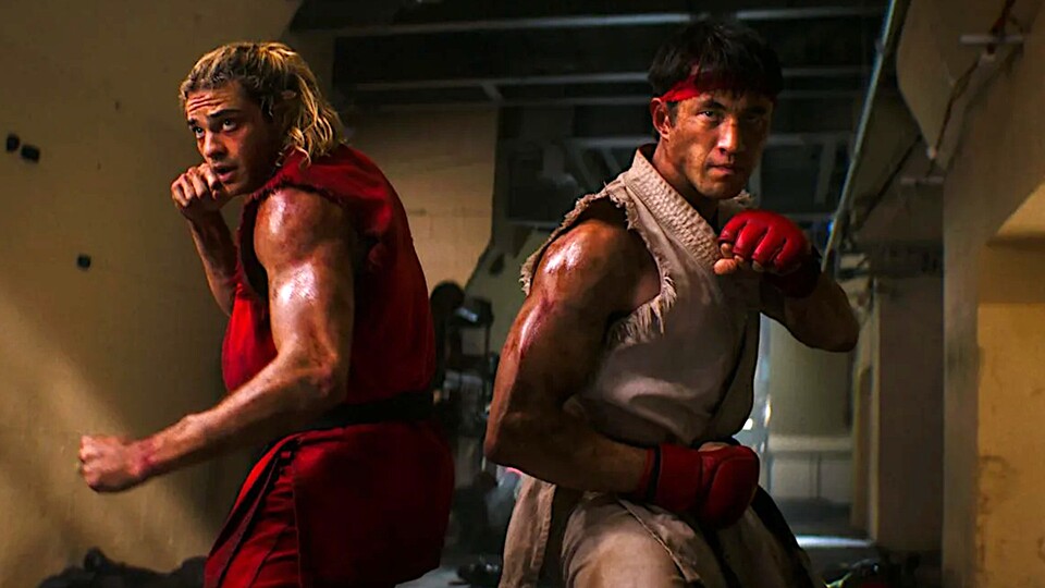 Die Rivalität von Ryu (rechts: Andrew Koji) und Ken (links: Noah Centineo) begleitet Fans schon seit fast 40 Jahren. Bildquelle: Legendary PicturesParamountCapcom