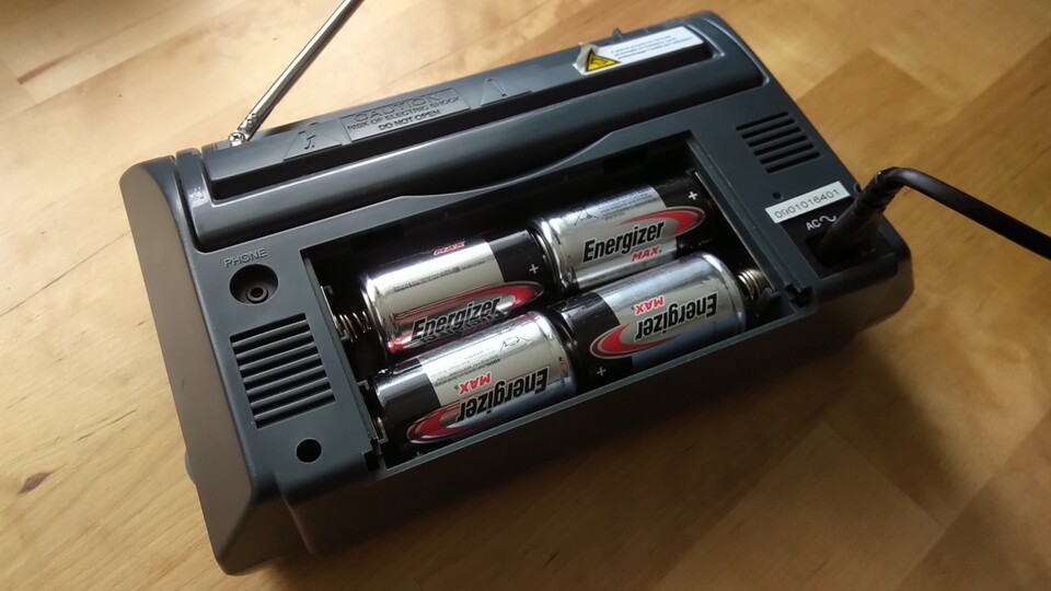 Habt ihr die Wahl zwischen dem Betrieb per Batterie und per Stromkabel, solltet ihr auf Batterien verzichten.