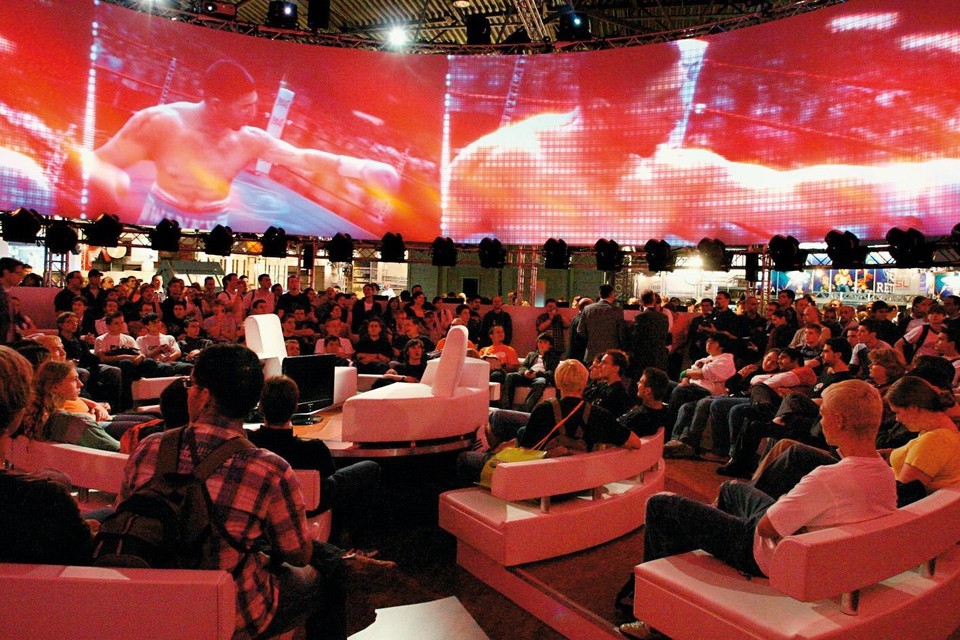 Am Stand von Electronic Arts liefen auf einer 360-Grad-Leinwand Trailer und Präsentationen der kommenden Spiele.