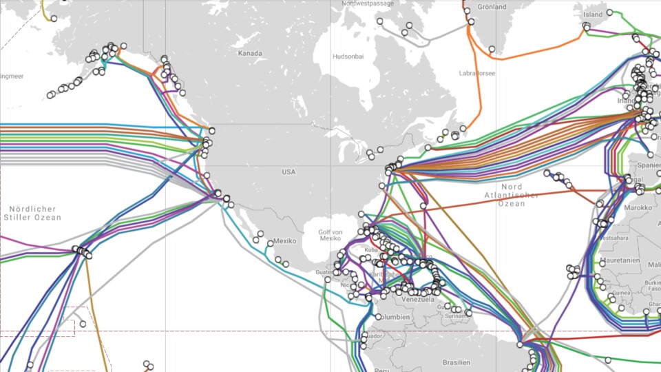Die Vereinigten Staaten sind durch unterseeische Kabel mit Europa und Asien verbunden. Neben Internetkabeln sind auch andere Kommunikationskabel auf dem Bild zu sehen. (Ganze Karte unter: submarinecablemap.com / telegeography.com)