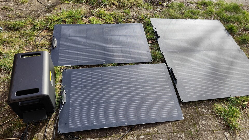 Hier sind 4x 100 Watt flexible Solarpanels aus dem Campingbereich verbunden - seriell miteinander verschaltet und daher anfällig für Schattenwurf.
