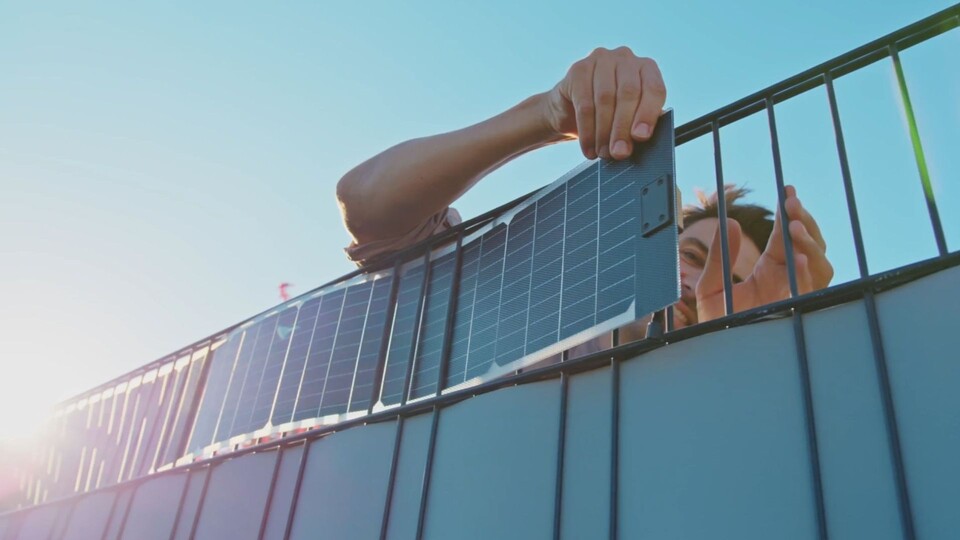 Die PV-Streifen werden einfach zwischen die Stäbe des Zaunes gefädelt und dann miteinander verbunden.