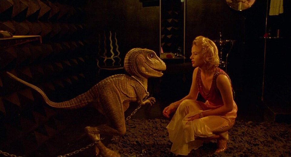 Prinzessin Daisy (Samantha Mathis) entdeckt den kleinen Yoshi. (Quelle: imdb.com)