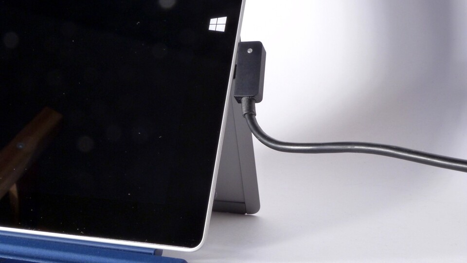 Der Ladestecker des Surface 3 ist etwas wackelig. Geladen wird das Tablet aber trotzdem zuverlässig.