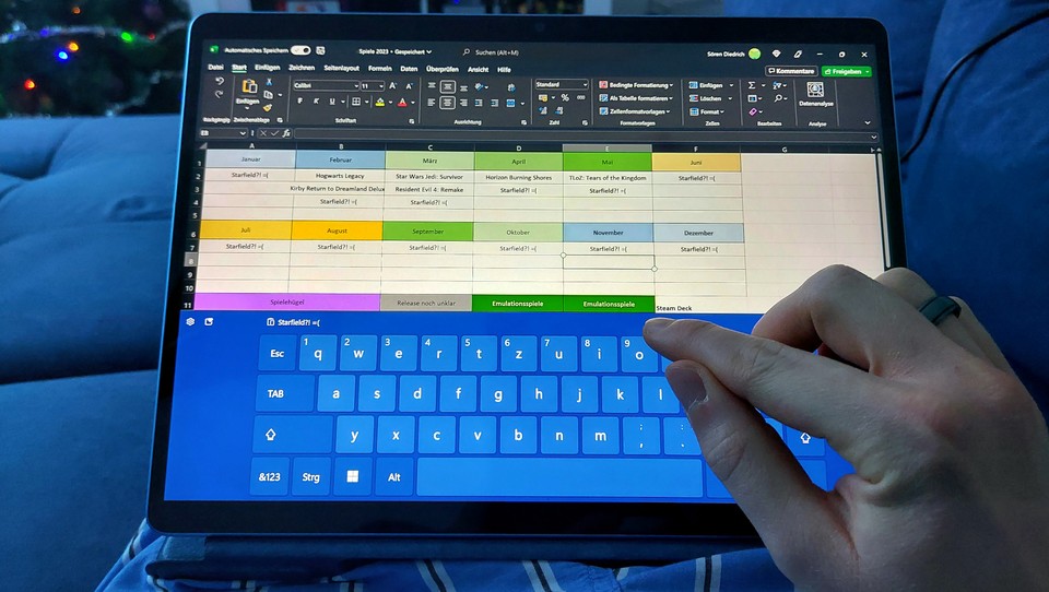 Das Arbeiten mit dem Surface Pro 9 ist eine wahre Freude. Nur die Bildschirmtastatur solltet ihr verkleinern. Dann steht der Jahresübersicht über die persönlichen Gaming-Highlights 2023 nichts mehr im Wege.