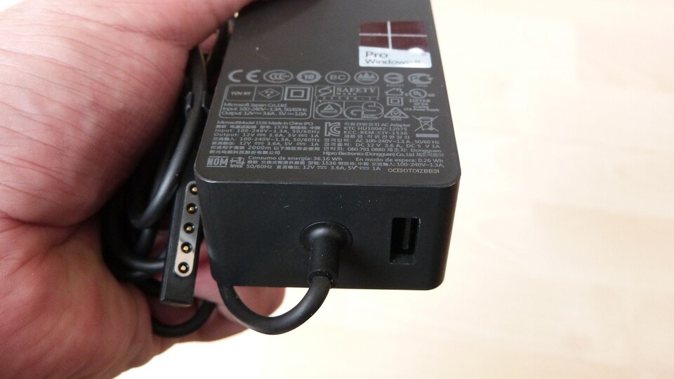 Das Surface-Pro-Netzteil mit USB-Port liefert Strom auch für USB-Geräte.