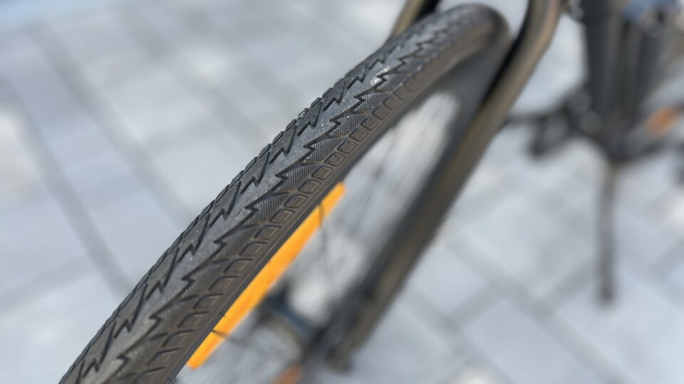 Die dünnen Reifen dämpfen kaum; die Haftung bei Nässe lässt zu wünschen übrig.