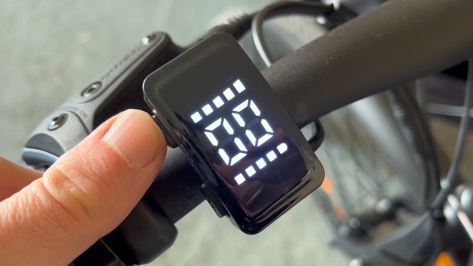 Die Unterstützungsstufe regelt ihr über ein minimalistisches Display, das sich nach oben und unten wippen lässt - sehr cool.