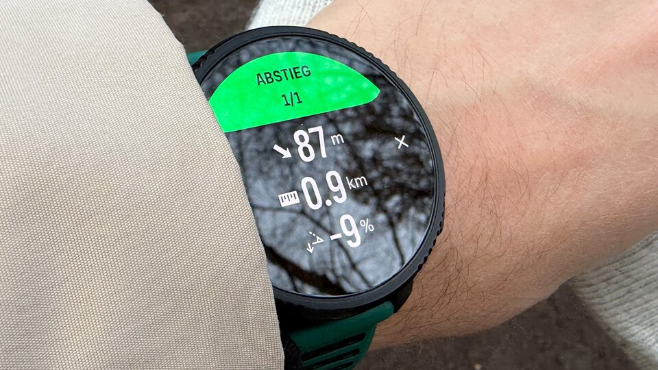 Die Uhr teilt euch mit einer kurzen Vibration und Anzeige mit, ob es bergauf oder bergab geht. (Bild: Patrick Schneider, GameStar Tech)