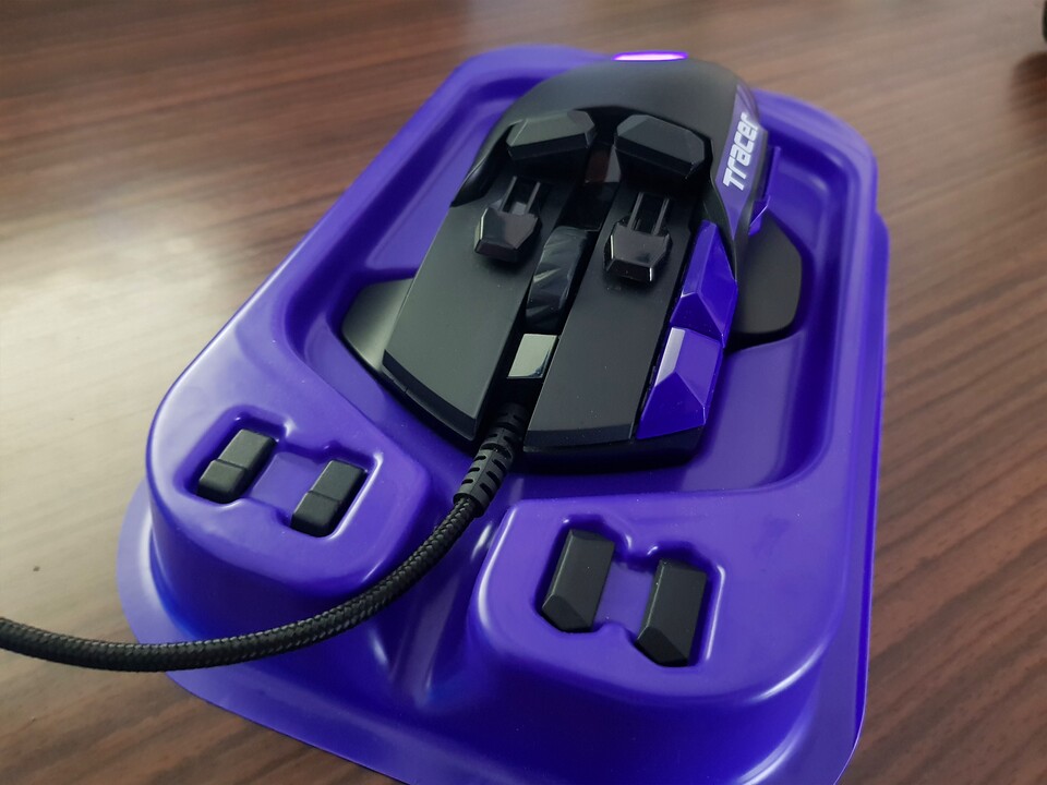 Tastenaufsätze zum Erhöhen der Tasten liegen der Maus bei.