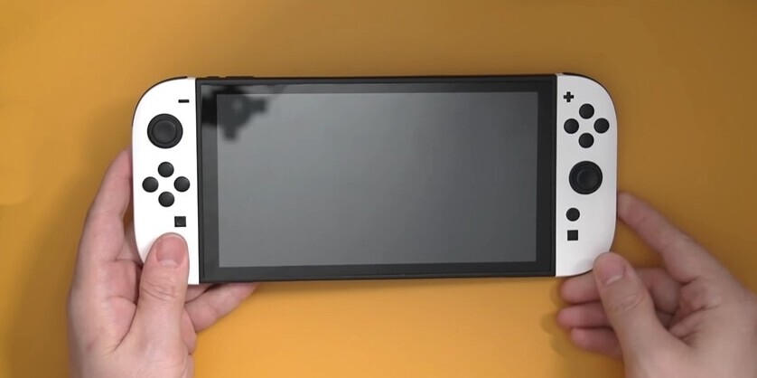 Das Bild zeigt ein Switch 2 Dummy-Modell mit allen Details. Quelle: NerdNest YouTube
