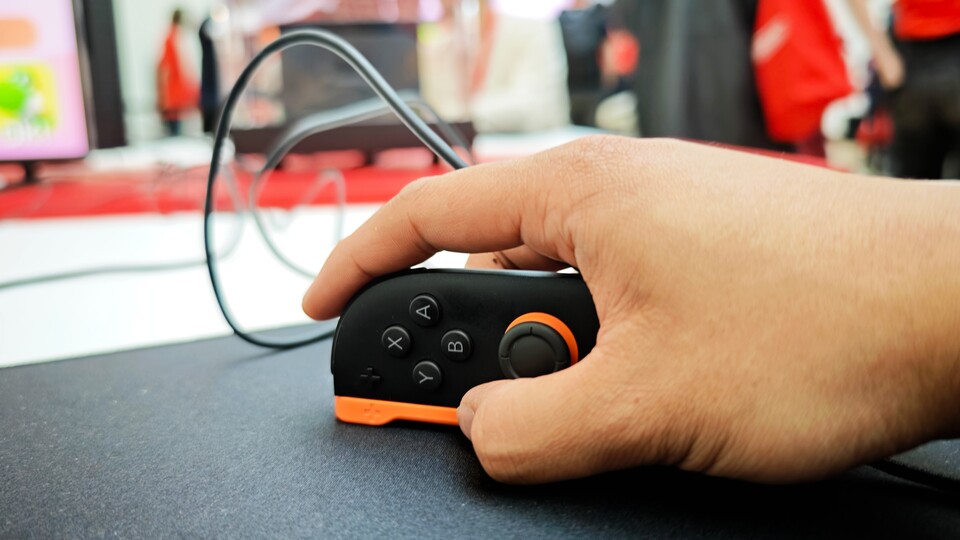 Auf die Seite gelegt dienen die Joy-Cons als Maus. (Bild: Linh Dinh, GameStar)
