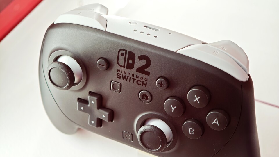 Der Pro Controller 2 kommt in einer schwarz-weißen Optik. (Bildquelle: Duy Linh DinhGameStar Tech)