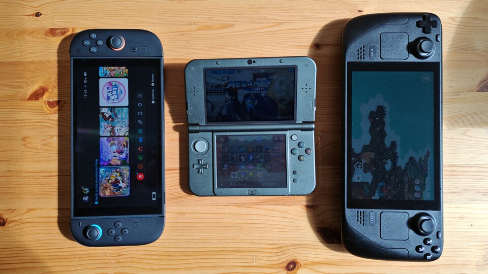 Mit aufgeklapptem Bildschirm hat die Klappkonsole durchaus viel Display fürs Geld. (Bildquelle: Maxe S., GameStar)