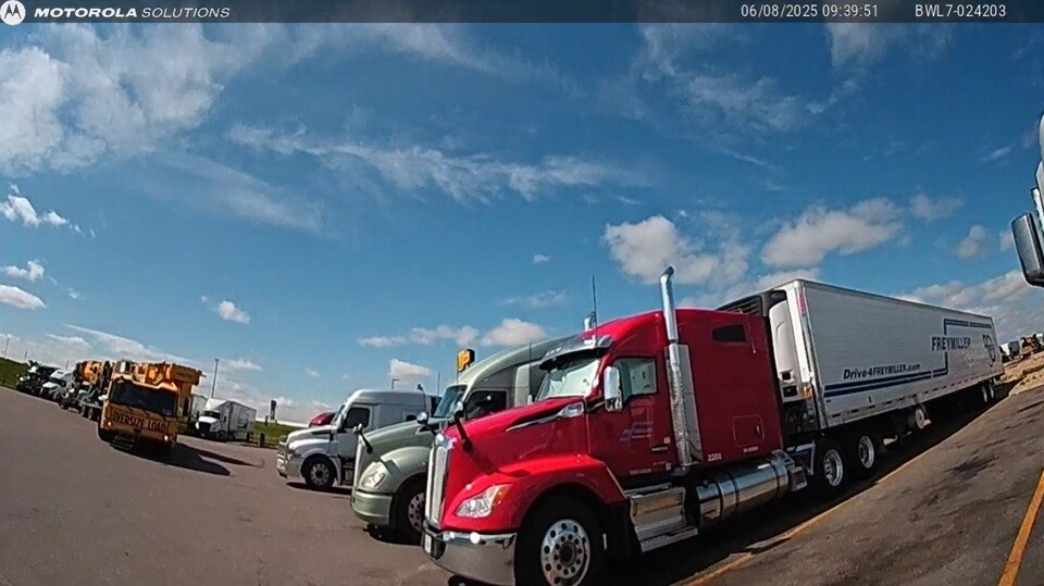 Der rote LKW hatte die Switch-2-Paletten geladen. (Bildrechte: Arapahoe County Sheriffs Office)