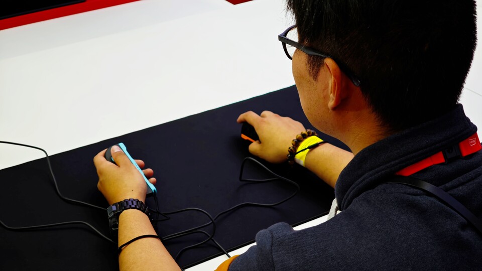 Hier spiele ich gerade Metroid Prime 4. Das hat richtig Spaß gemacht und war überraschend präzise. Nur bei seitlichen Flickshots muss man die »Maus« gut festhalten, da sie sonst umkippt. (Bildquelle: Duy Linh DinhGameStar Tech)