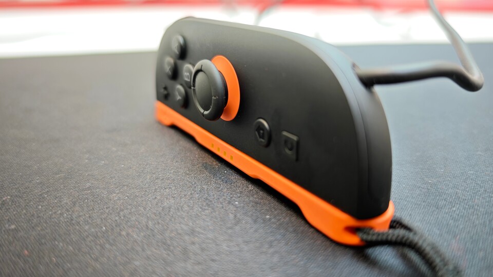 Die Joy-Cons beim Hands-on-Event hatten ein fest verbautes Stromkabel. Das wird es beim finalen Produkt natürlich nicht geben.
