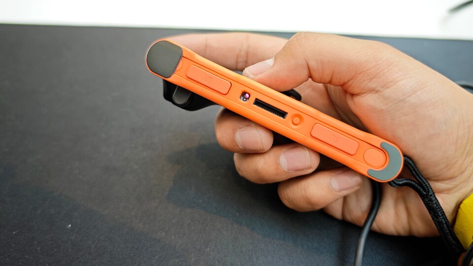 Das lila Lichtchen ist der Maussensor − und der ist verdammt genau! (Bild: Linh Dinh, GameStar)