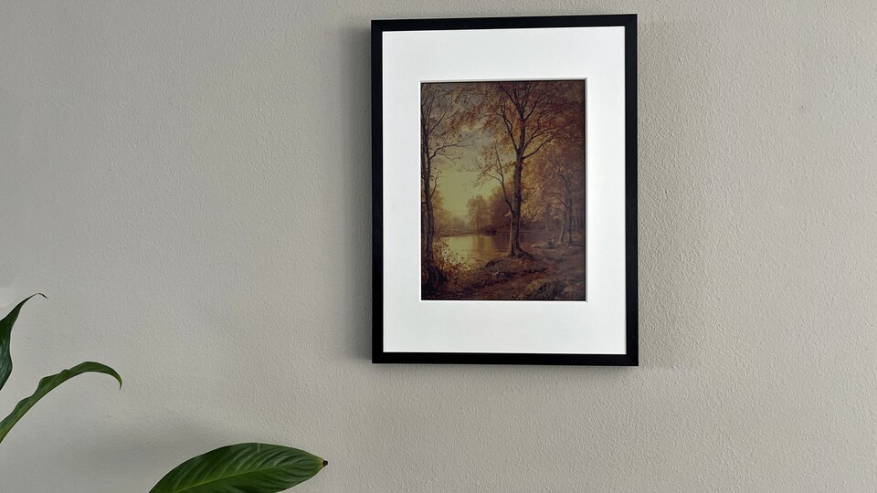 Das 13,3-Zoll-Modell des SwitchBot AI Art Frame an der Wand. Schön: Es nervt kein Stromkabel.