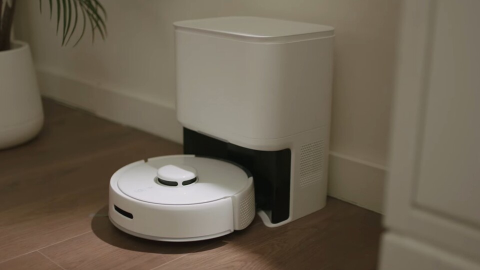 Der SwitchBot K10+ Mini ist der kleinste Saugroboter der Welt und er ist sogar kleiner als meine Füße.