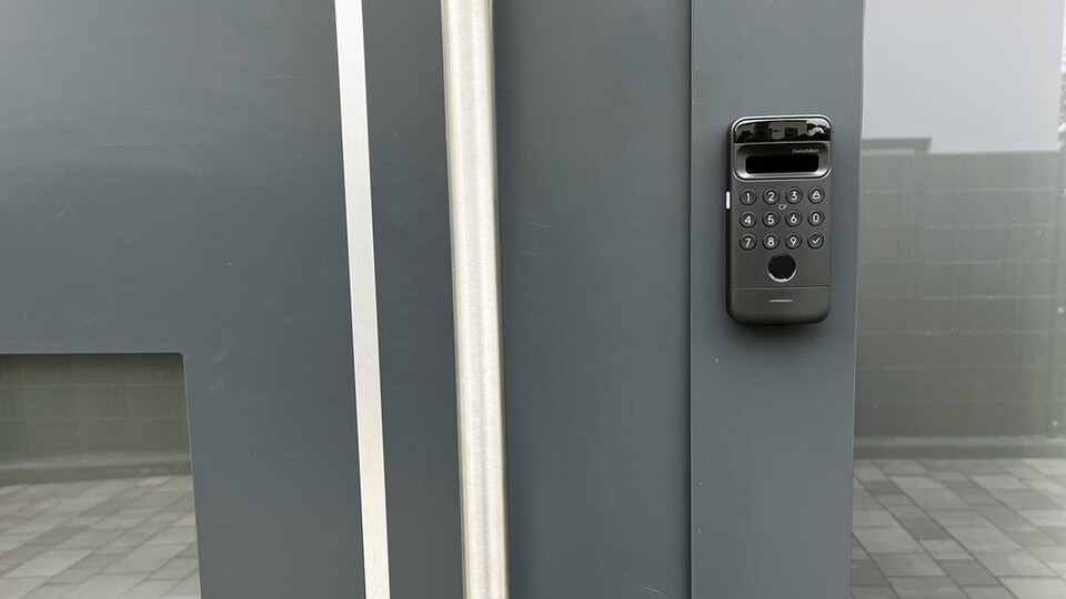 This 3-in-1 number field emphasizes switchbot from the mass: not only numbers codes and fingerprints, but also 3D face recognition works above.