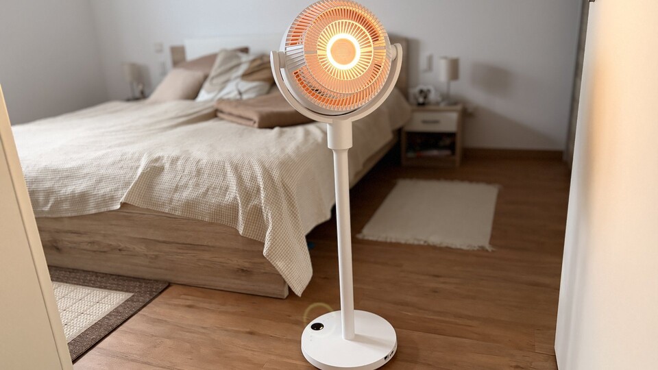 Der Switchbot-Ventilator in der höchsten Höhe mit eingeschaltetem Licht.