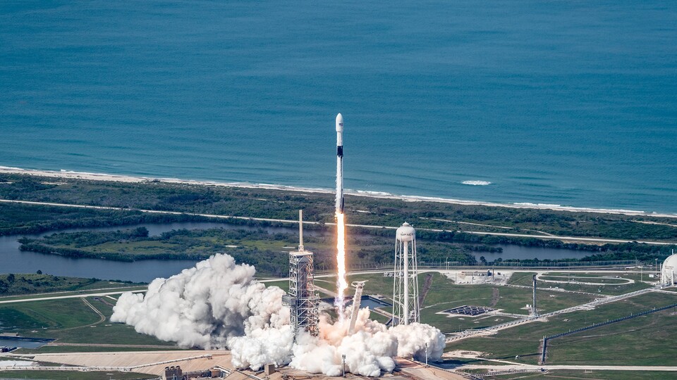 Das ist zwar nicht die indische Rakete sondern eine SpaceX-Rakete. Allerdings wird in diesem Bild klar, mit welcher Kraft die Triebwerke so eine Rakete gen Himmel schieben. Insgesamt 1,6 Tonnen Treibstoff besaß die Chandrayaan-3-Rakete. (Symbolbild; Foto von SpaceX auf Unsplash)