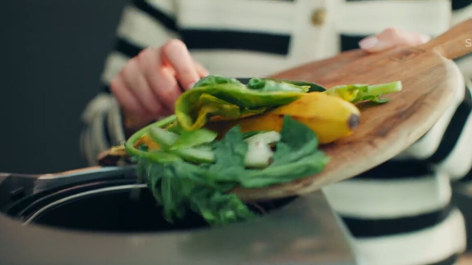 Einmal gekocht, schon hat man eine Menge Biomüll: Ob Grünschnitt von Sellerie, Bananenschalen, Kaffeesatz, trockenes Brot oder sogar mal ein Stück alte Wurst – alles wird zu Pflanzendünger.