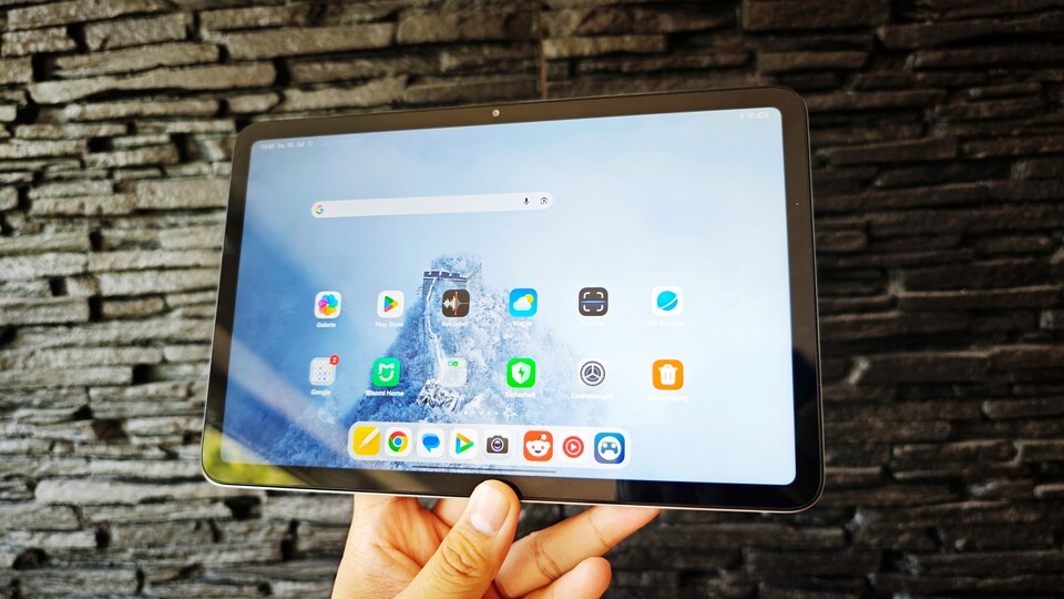 Das handliche Redmi Pad 2 9.7 liegt echt gut in der Hand. (Bildquelle: Duy Linh DinhGameStar Tech)