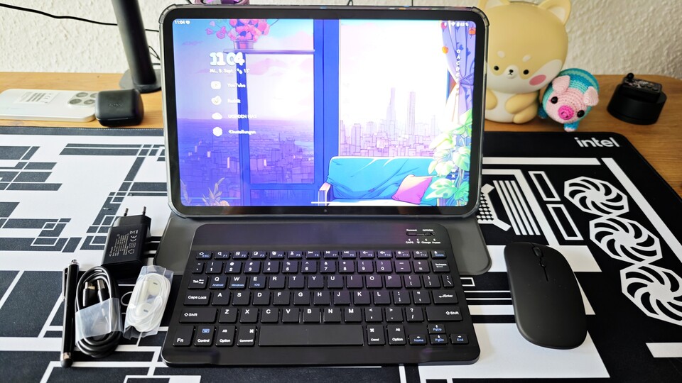 Das Tablet kann mit dem Zubehör direkt zum Arbeiten verwendet werden. Die Tastatur kommt allerdings mit englischem Layout. (Bildquelle: Duy Linh DinhGameStar Tech)