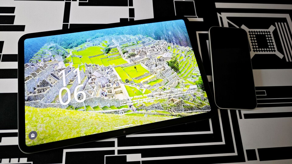 Hier ist der Bildschirm neben einem Xiaomi 17T mit 6,59-Zoll-Display. (Bildquelle: Duy Linh DinhGameStar Tech)