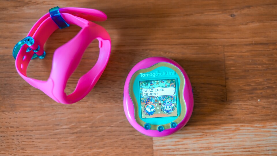 Kann man machen – muss man aber nicht: Dem Tamagotchi Uni liegt ein Armband bei, sodass man es als Uhr tragen kann. (Bild: GameStar Tech)