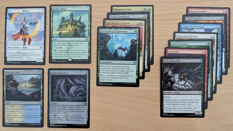 In meinem Play Booster waren 7 Commons, 4 Uncommons, eine Rare, ein Token, eine Foil Uncommon und ein Foil Land.