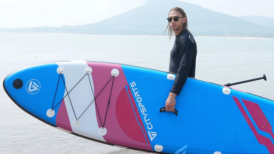 Ein SUP ist der ultimative Sommerbegleiter. Kompakt, schnell aufgeblasen und mega flexibel.