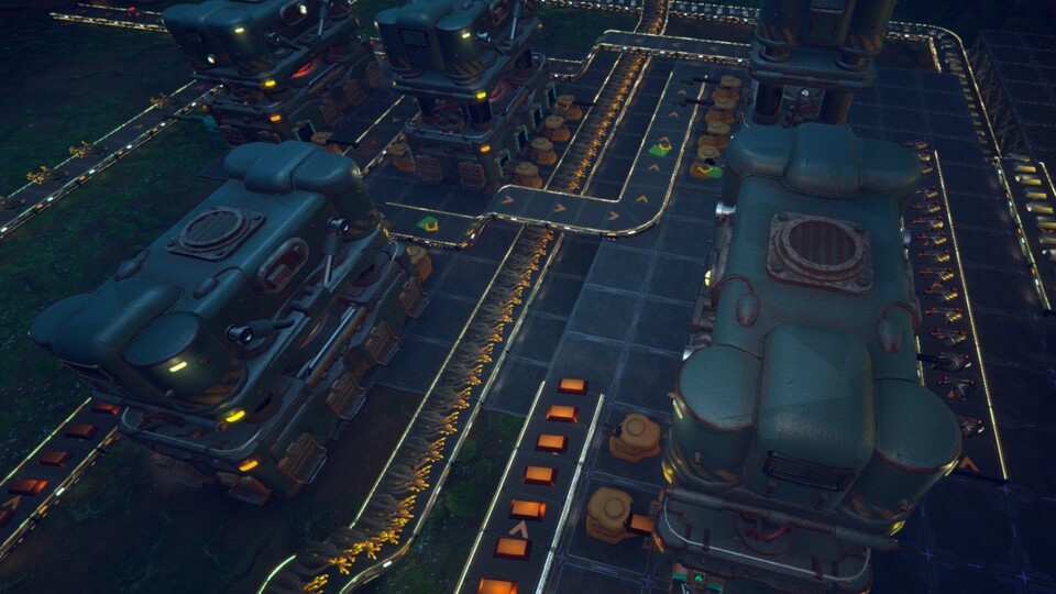 Indem ihr Förderbänder verlegt, wandern hergestellte Waren automatisch von einer Maschine zur nächsten.