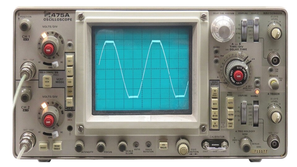 Ein analoges CRT-Oszilloskop – Tektronix 475A (Bildquelle: Pittigrilliderivative; Marcin Łukasz Kiejzik; TeKaBe;,CC BY-SA 3.0 via Wikimedia)