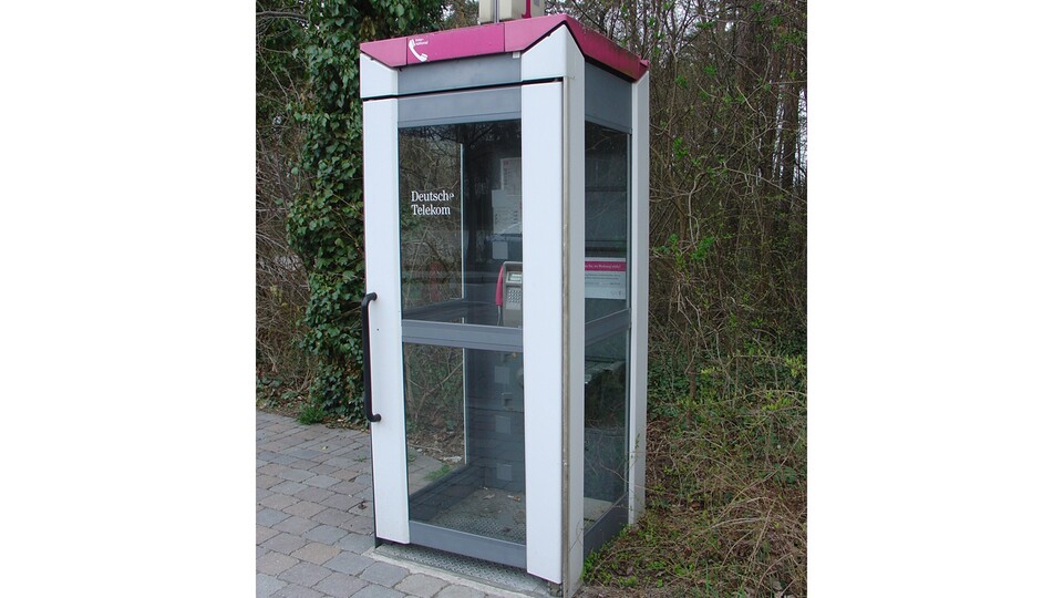 Vor etlichen Jahren stand eine Telefonzelle nahezu überall. Nach und nach wurden und werden sie abgebaut und verkauft. (Bild: Wissen - Wikipedia)