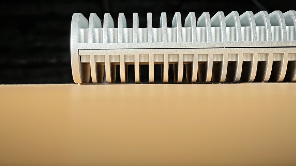 Die unteren Kühlrippen schweben etwa einen Millimeter über dem Tisch. (Bildquelle: Duy Linh DinhGameStar Tech)