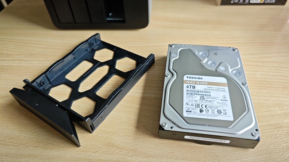 Bei der Auswahl der Festplatten solltet ihr auf NAS-Festplatten setzen, die für leisen Dauerbetrieb ausgelegt sind. (Bildquelle: Duy Linh DinhGameStar Tech)