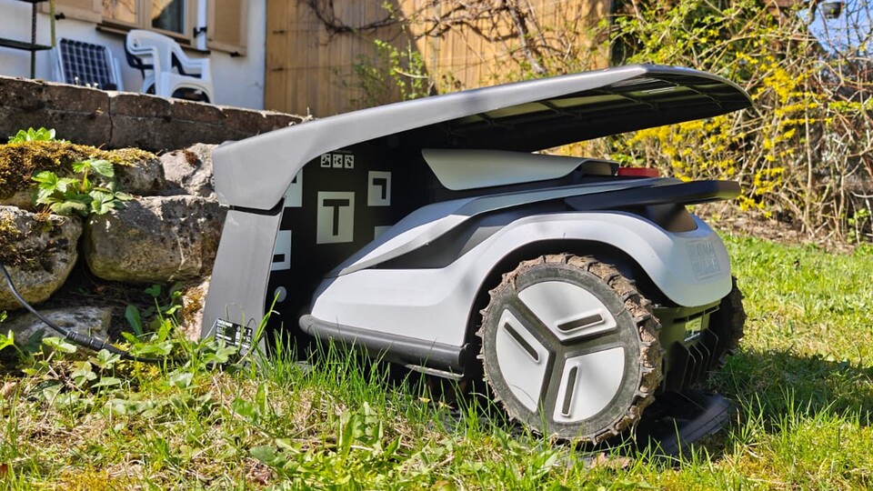 Boxenstopp: Nach getaner Arbeit oder bei Regen fährt der V600 automatisch zurück in seine kompakte Ladestation – das Dach wird praktischerweise gleich mitgeliefert.