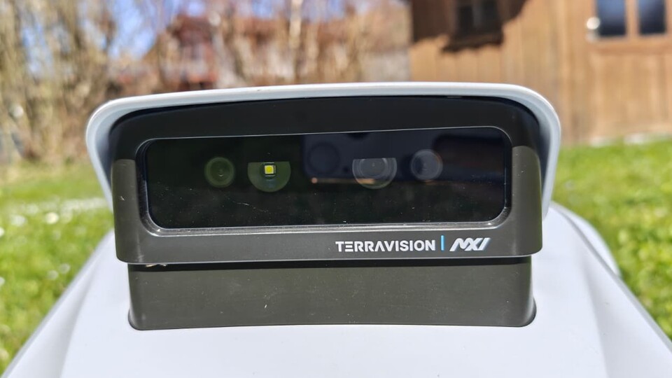 Revolutionär einfach: Das Dreifach-KI-Kamerasystem des TerraMow V600 ersetzt Begrenzungskabel, GPS-Antennen und Navigationsbaken vollständig.