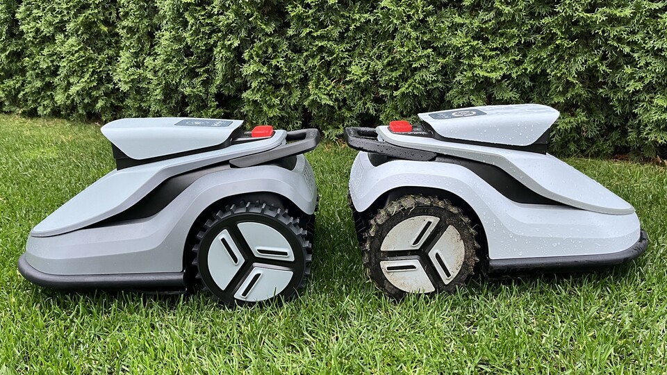 Der TerraMow V1000 (links) ist hellgrau, der V600 (rechts) weiß. Ansonsten gibt es nur Unterschiede bei der Akkugröße, Lade- und Mähdauer.