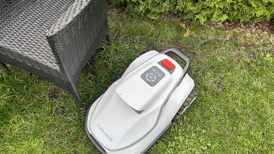 Der TerraMow-Mähroboter fährt nah an Objekte heran, ohne sie zu touchieren.