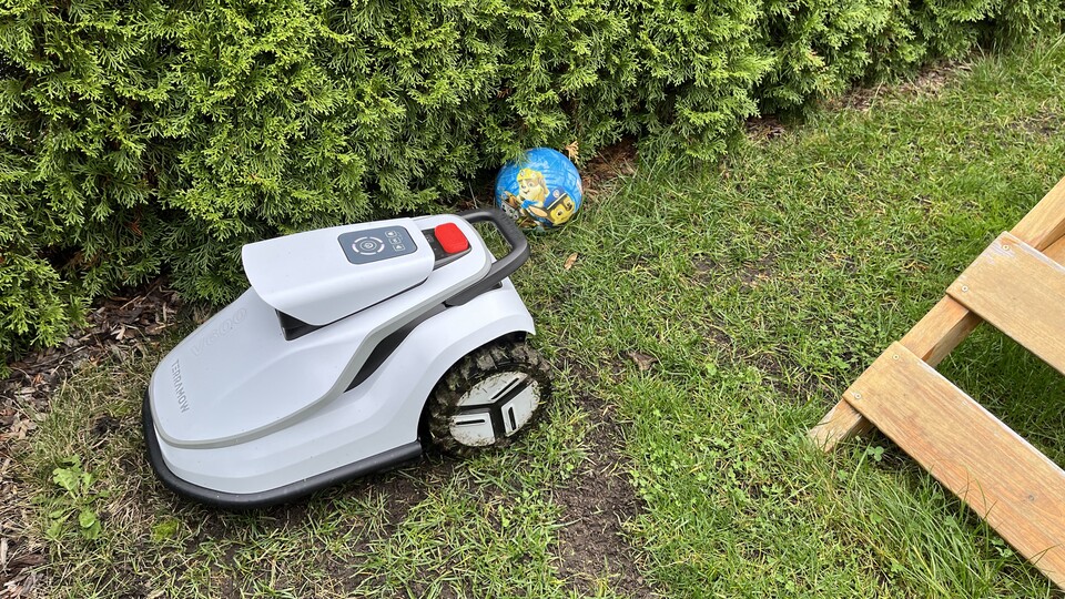 Kleinere Hindernisse wie Spielzeug werden zuverlässig umfahren. Problematisch sind dagegen Kleinsthindernisse wie ein Gartenschlauch.