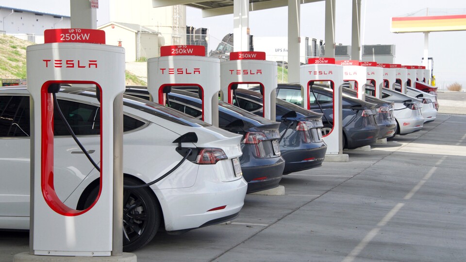 Das Laden an Teslas Supercharger geht schnell und ist dank Abo vergleichsweise günstig. (Bildquelle: Adobe Stocksheilaf2002)