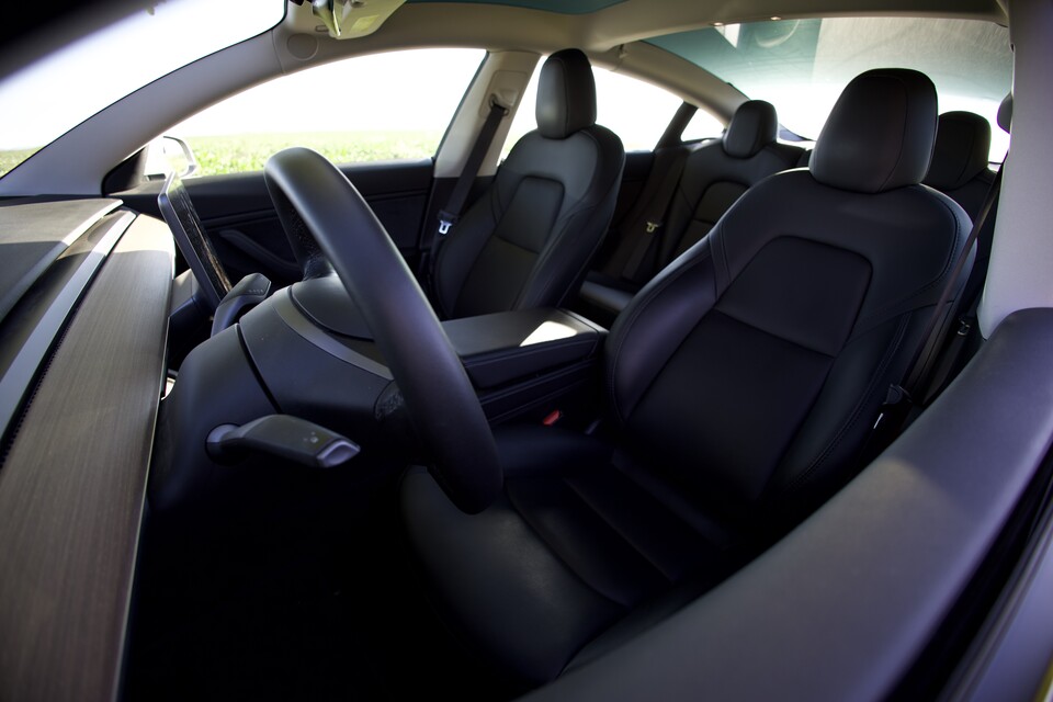 Der Innenraum des Tesla Model 3 wirkt stets gut aufgeräumt und das Panoramadach lassen ihn größer wirken.